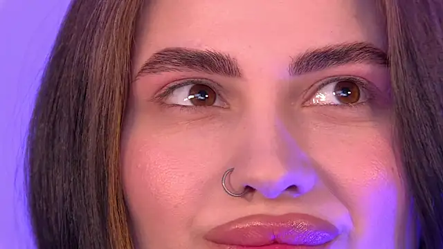 Chat +18 de AdrianaToress ao vivo