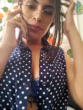 Astrid-- live XXX chat