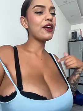 Sara-77 live XXX chat