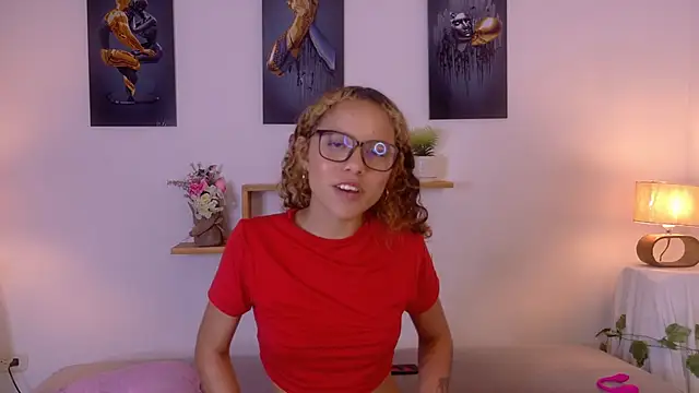 Chat +18 de lia_valmont_01 ao vivo