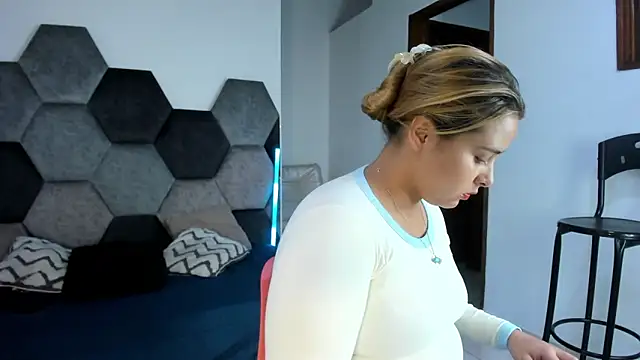 MikaelaStone Chat XXX in diretta