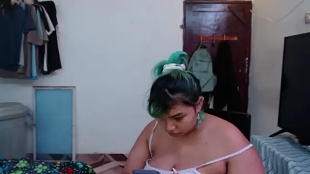 katteyes_20 Adlı Modelin Canlı XXX Sohbeti