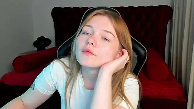 ElinaVale élő XXX-chatje