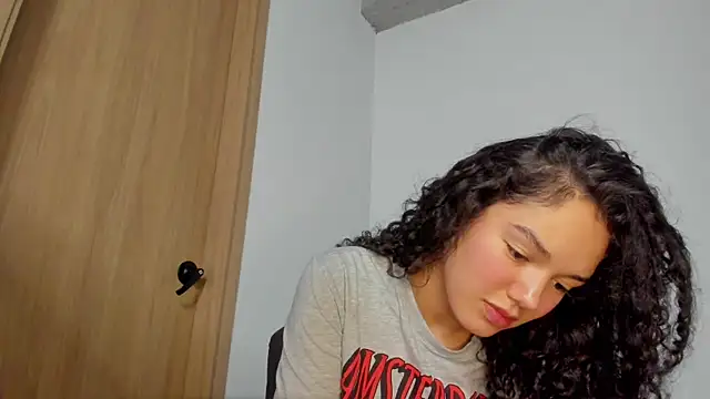 MiaRouseex Adlı Modelin Canlı XXX Sohbeti