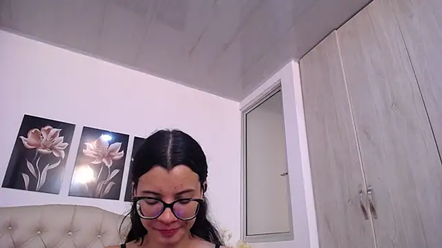 pinky_f00x's Live XXX Chat