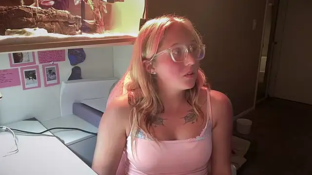 MUSCLEMOMMY1365 Show in webcam