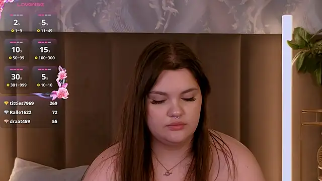 EmilyHyde's Live XXX Chat