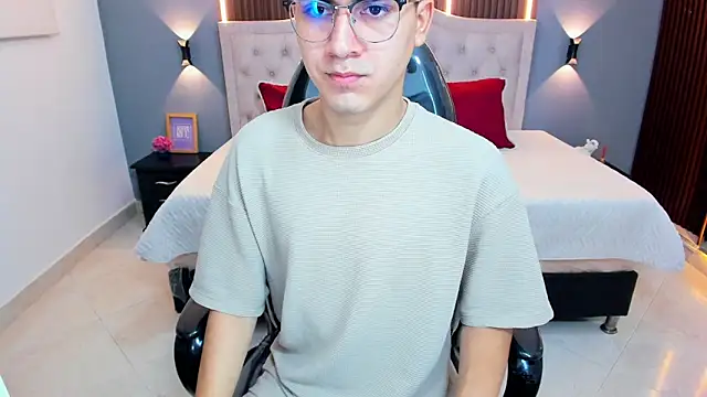 XXX chat uživo modela Tommy18__