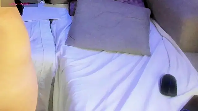 XXX chat uživo modela MiaYMolly