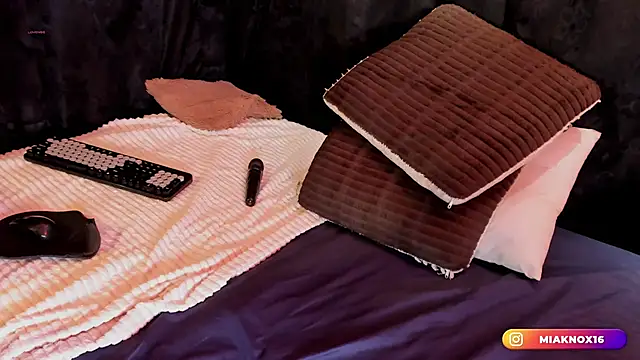 MiaKnox Adlı Modelin Canlı XXX Sohbeti