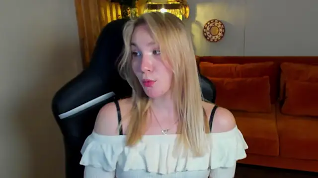 ElaraVoltage's Live XXX Chat
