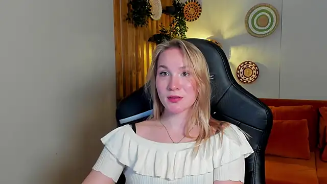 ElaraVoltage Show in webcam