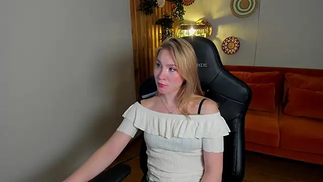 ElaraVoltage live XXX chat