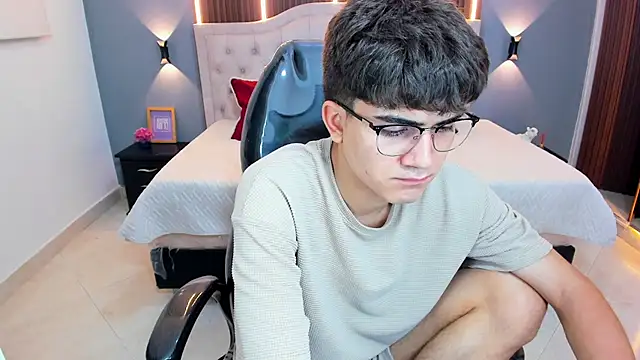 Tommy18__ – Naživo XXX chat