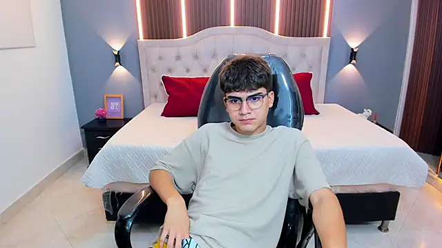 Tommy18__'s Live XXX Chat