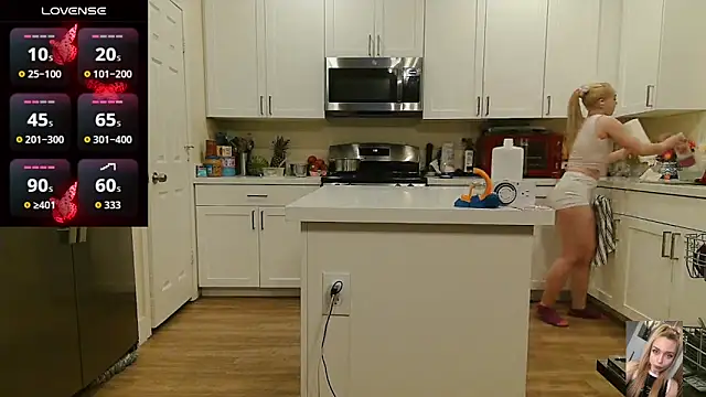 Blondiewithanass Show in webcam