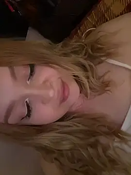 IMHORNYWET Chat XXX in diretta