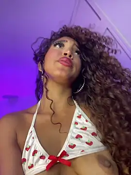 NaughtyLatinaxxx: διαδικτυακό σόου στην κάμερα