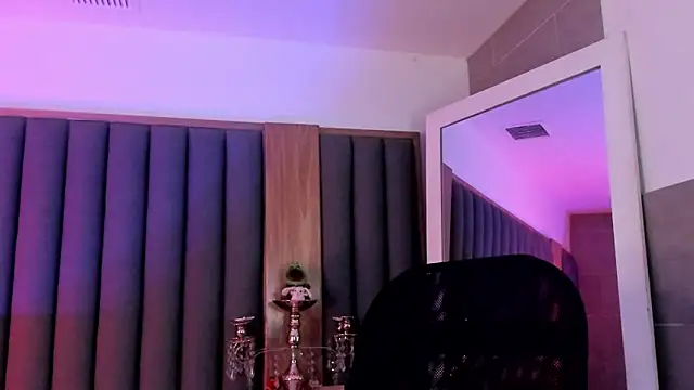 misstomie_'s Live XXX Chat
