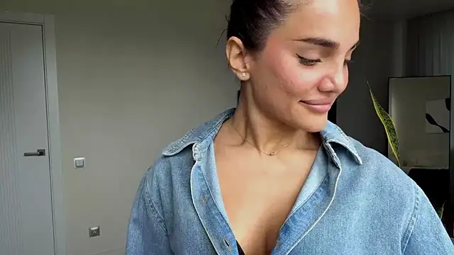XXX chat uživo modela MelindaReny