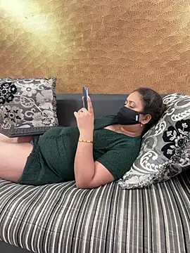 Chat +18 de Iampriyaaa15 ao vivo
