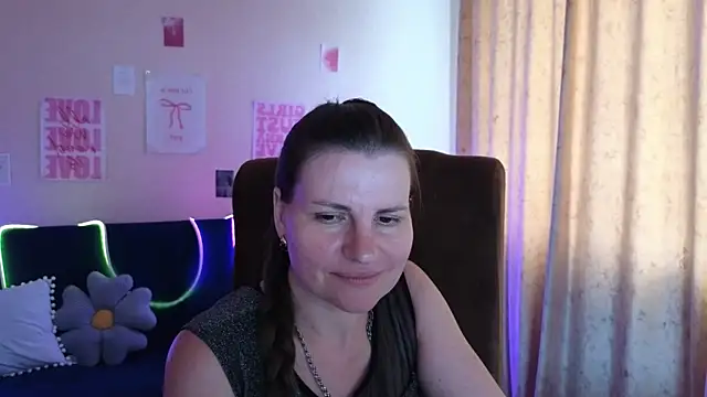 Mirabelle_Velvet Show in webcam