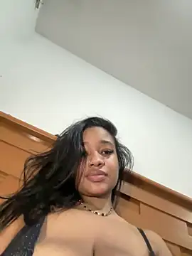 Chat +18 de hillarymoreninha ao vivo