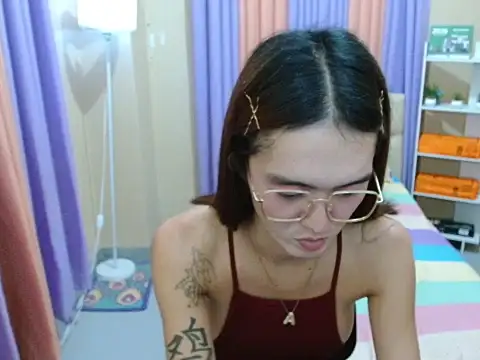 XXX chat uživo modela XxTsUncutAskaxX