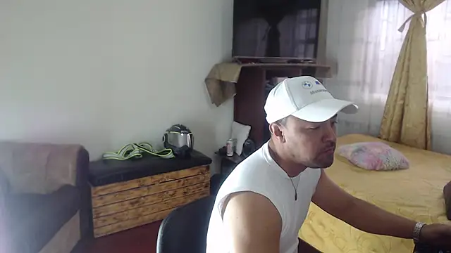AlejoMoretti's Live XXX Chat