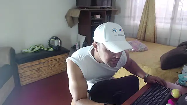 AlejoMoretti élő XXX-chatje