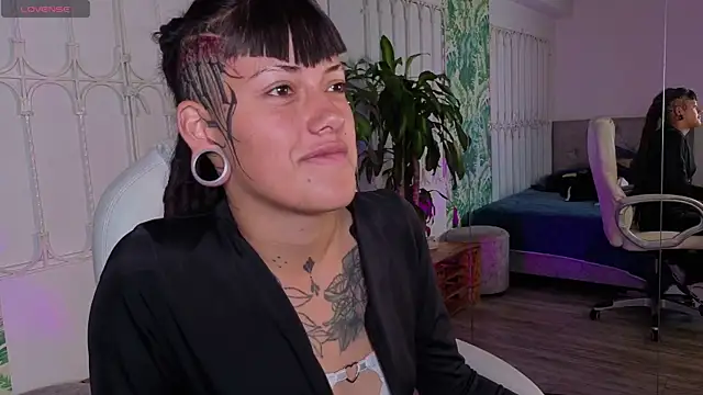 _sharlotte777 Adlı Modelin Canlı XXX Sohbeti