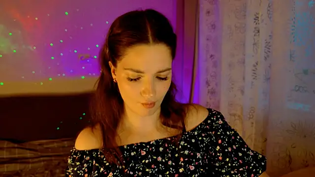 Chatroom XXX en direct de KiraVair