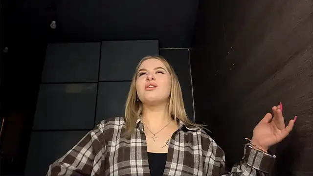Онлайн чат XXX MiaLiluna