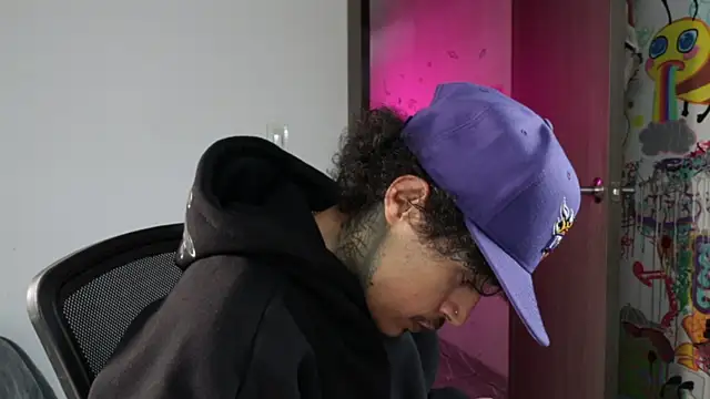 trieone Webcamshow