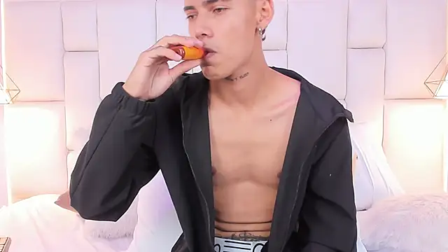 Show modela JacobFerrer na web-kameri