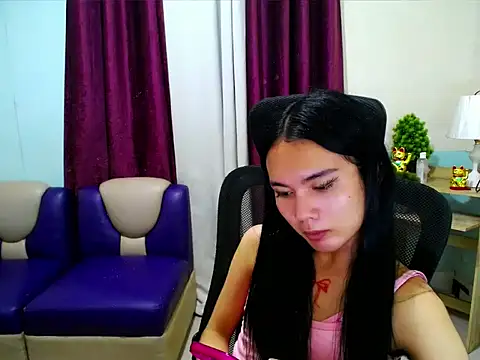 devine_goddess Show in webcam