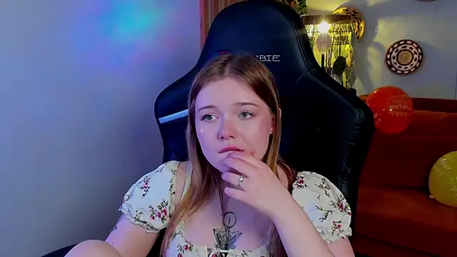 ElinaVale élő XXX-chatje
