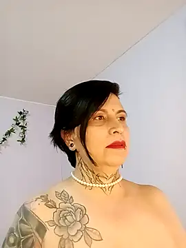 Casandramillf Adlı Modelin Canlı XXX Sohbeti