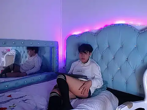Tiff_Styless Webcam Show