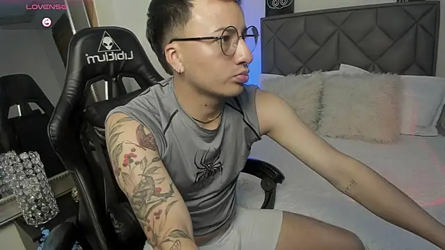 Show modela Dereck_Klain na web-kameri