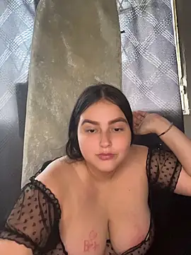 Chatroom XXX en direct de mia-08martinez_