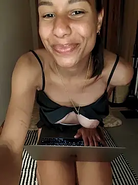 Chatroom XXX en direct de YaraEstelle