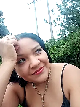 Scarlet_blaze_outdoors Adlı Modelin Canlı XXX Sohbeti