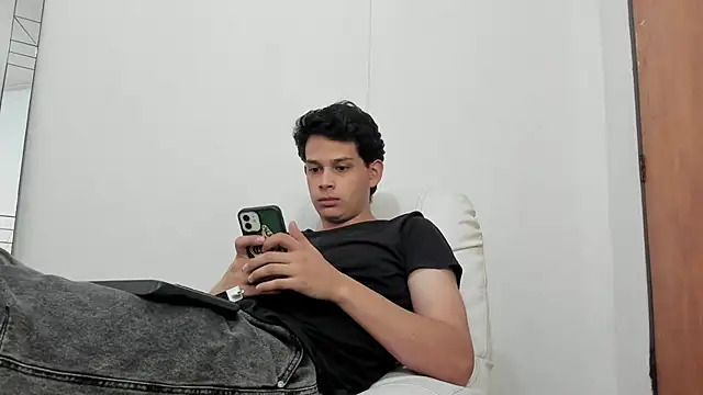 Chat +18 de elijah_stoone ao vivo