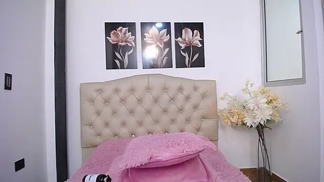 pinky_f00x's Live XXX Chat