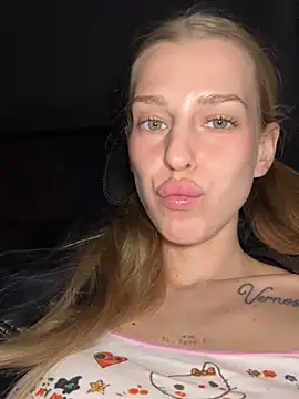 kira_mia's Webcam Show