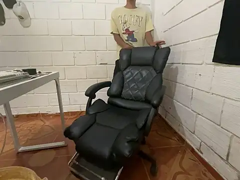 Max_TheHorseDick: διαδικτυακό σόου στην κάμερα