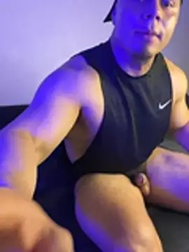 KIRAMA_4U élő XXX-chatje
