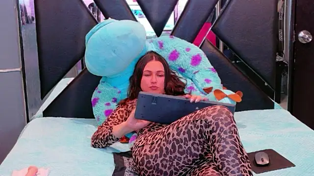 Megan_Rai Adlı Modelin Canlı XXX Sohbeti