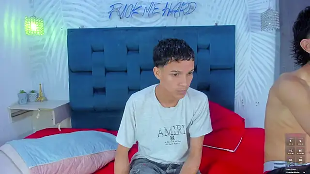 XXX chat uživo modela Only3Trio